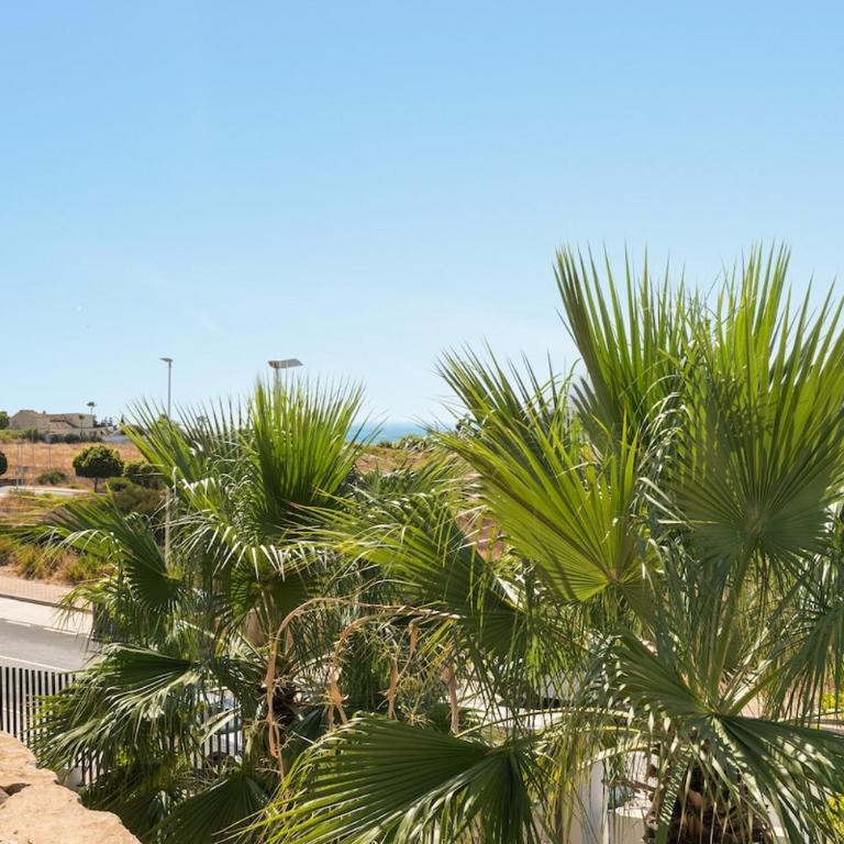 Designer 2-Bed with Garden Camarate Hills RDR577 - Apartamento de 2 dormitorios - 3