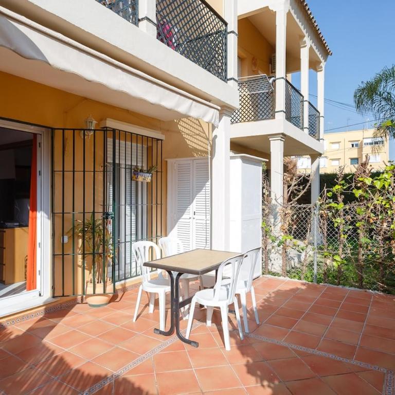 Apto Bajo con piscina comunitaria y patio privado - Apartment mit 3 Schlafzimmern - 24