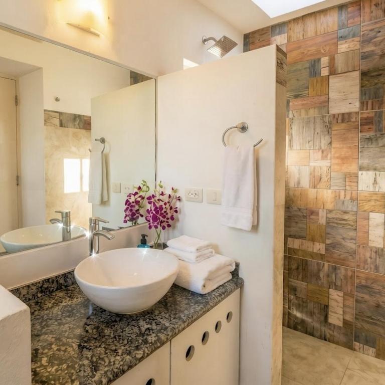 Rooftop Pool 1BR 2BR Duplex Sleeps 2-8, 3 Blue Flag Beaches 15 Min & 5th Ave 10 Min, Chedraui Grocery 15 Min, Kitchen WiFi AC - Premium Apartment mit 1 Schlafzimmer - 8