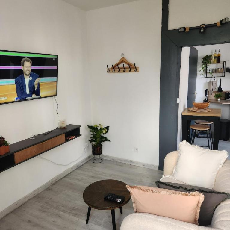 Cozy studio with sleeping area-cool comfort - One-Bedroom Apartment - 3