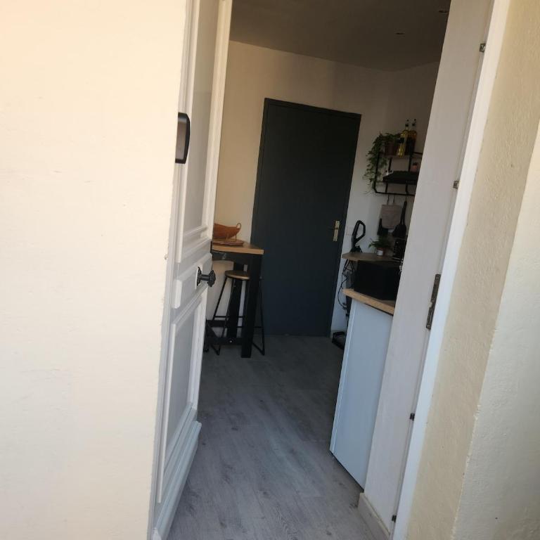 Cozy studio with sleeping area-cool comfort - One-Bedroom Apartment - 5
