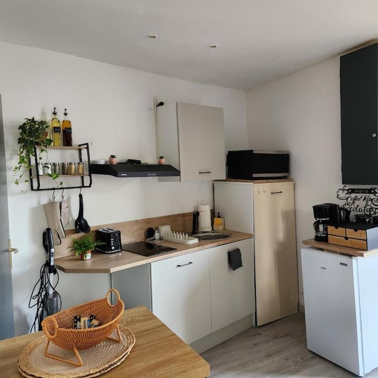 Cozy studio with sleeping area-cool comfort - One-Bedroom Apartment - 6