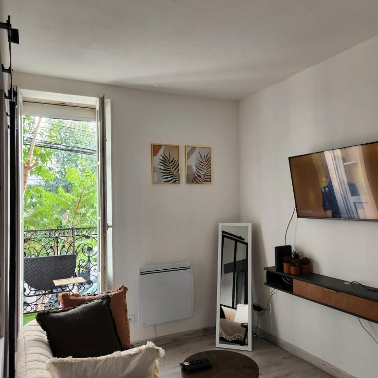Cozy studio with sleeping area-cool comfort - One-Bedroom Apartment - 7