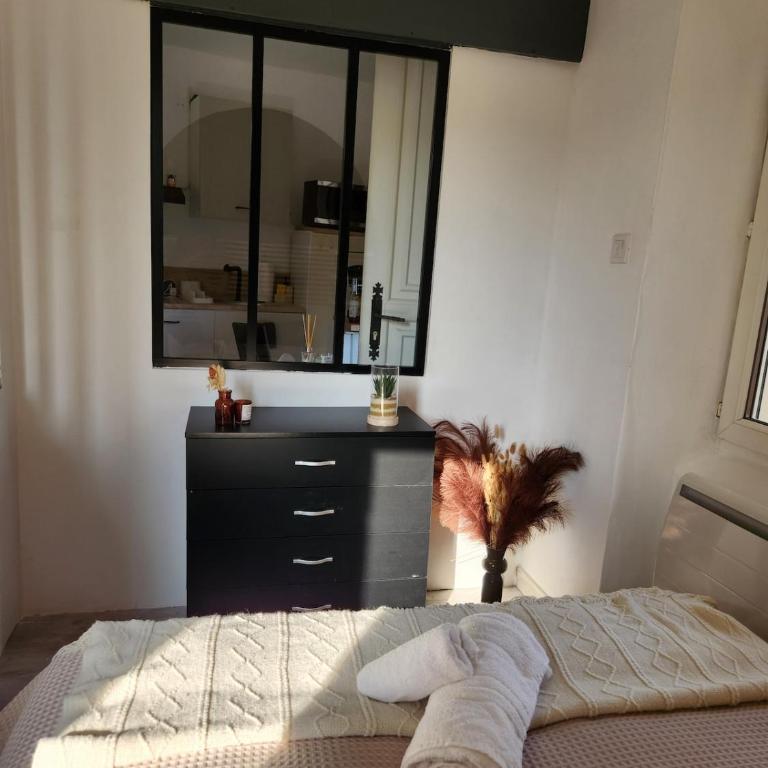 Cozy studio with sleeping area-cool comfort - One-Bedroom Apartment - 29
