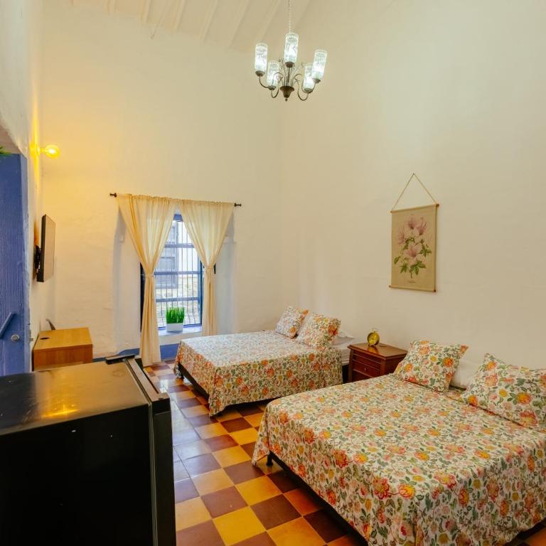 Colonial house in Santa Fe de Antioquia & jacuzzi - Executive Queen Room with Two Queen Beds - 2