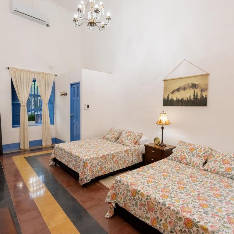 Colonial house in Santa Fe de Antioquia & jacuzzi - Superior Queen Room with Two Queen Beds - 2