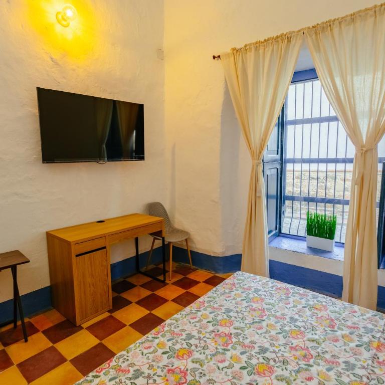Colonial house in Santa Fe de Antioquia & jacuzzi - Executive Queen Room with Two Queen Beds - 1