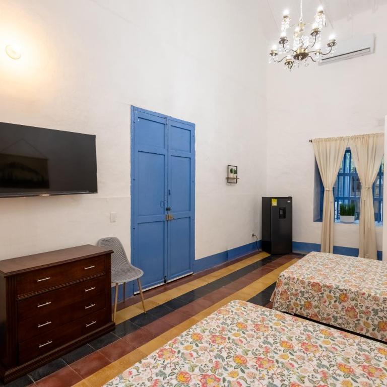 Colonial house in Santa Fe de Antioquia & jacuzzi - Superior Queen Room with Two Queen Beds - 3