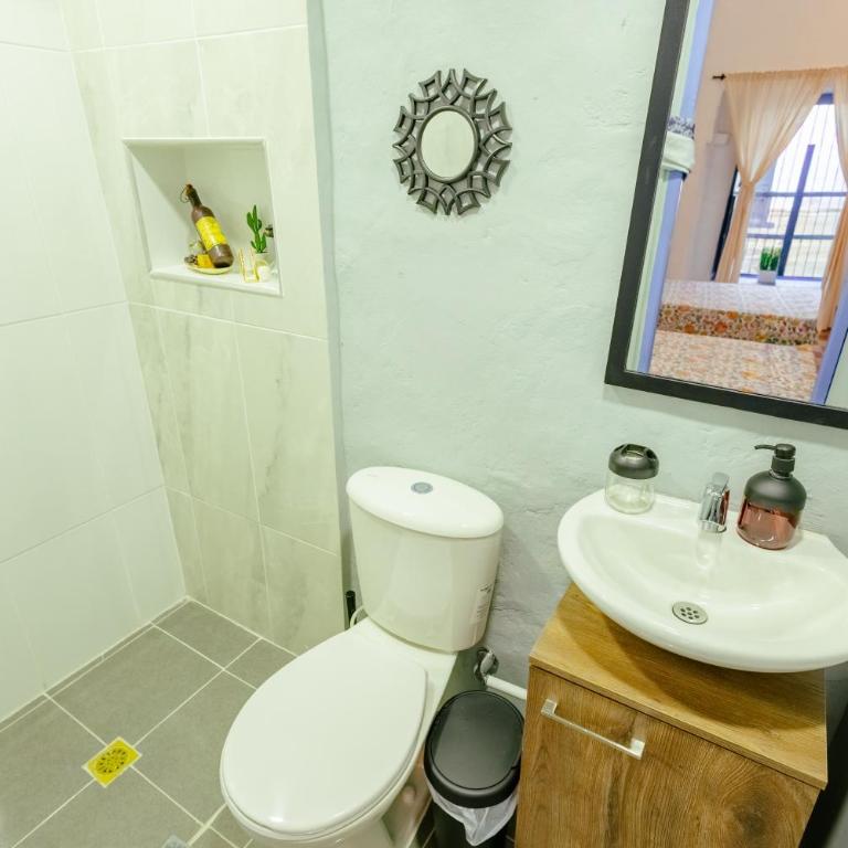 Colonial house in Santa Fe de Antioquia & jacuzzi - Executive Queen Room with Two Queen Beds - 3