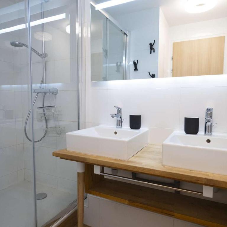 Appartement rénové 47m² - 6 pers, proche pistes et commodités, quartier animé, parking inclus - FR-1-545-32 - Apartment - 12