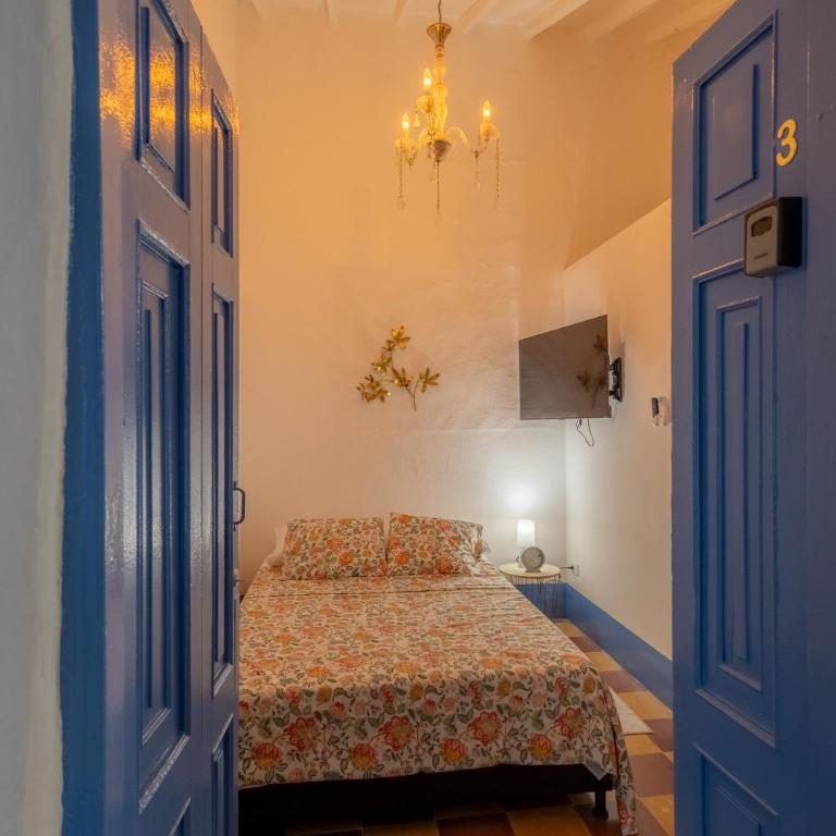 Colonial house in Santa Fe de Antioquia & jacuzzi - Deluxe Double Room - 1