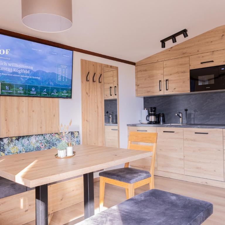 Hackerhof Apartments&Zimmer - Two-Bedroom Deluxe Apartment with Balcony - 10