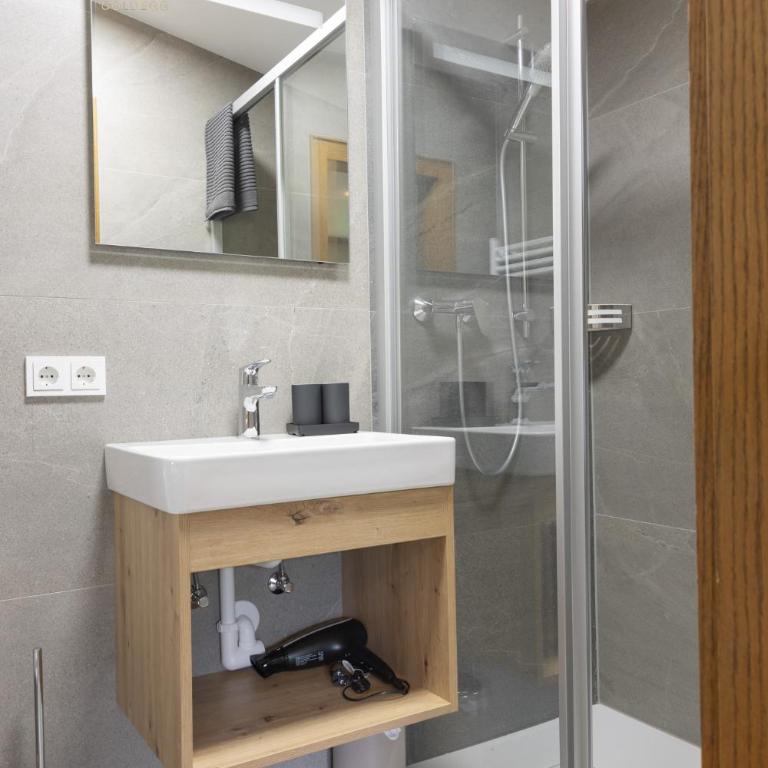 Hackerhof Apartments&Zimmer - Two-Bedroom Deluxe Apartment with Balcony - 12
