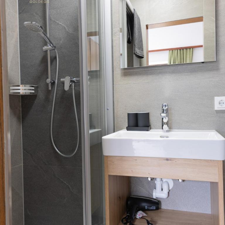 Hackerhof Apartments&Zimmer - Double Room with Balcony - 5