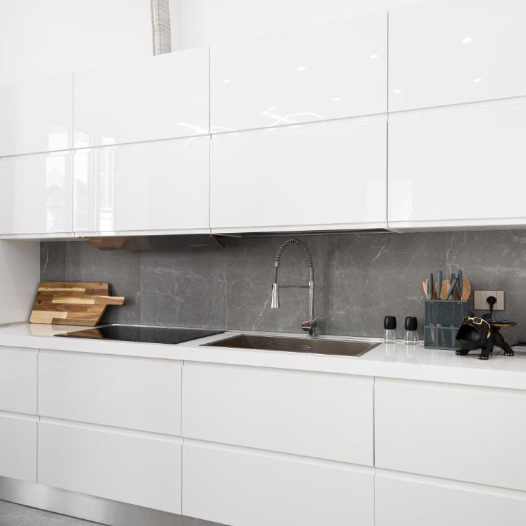 Borghese Palace Luxury Apartment - Three-Bedroom Premium Apartment with Balcony - 5