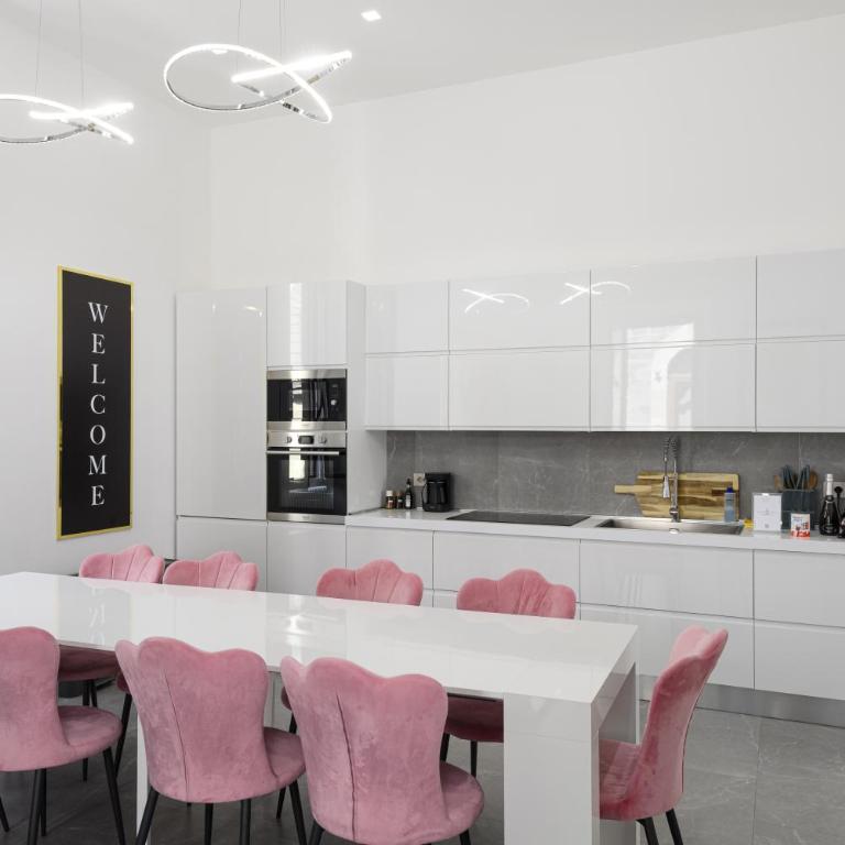 Borghese Palace Luxury Apartment - Three-Bedroom Premium Apartment with Balcony - 3