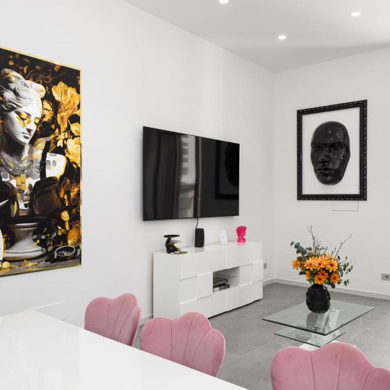 Borghese Palace Luxury Apartment - Three-Bedroom Premium Apartment with Balcony - 2
