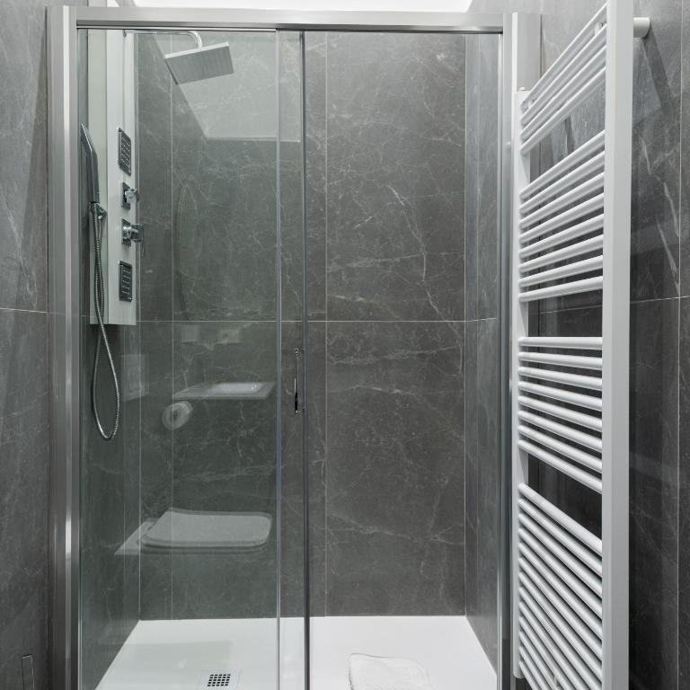 Borghese Palace Luxury Apartment - Three-Bedroom Premium Apartment with Balcony - 9