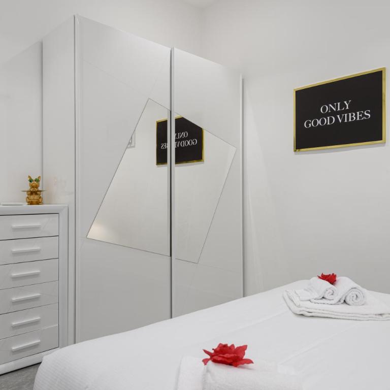 Borghese Palace Luxury Apartment - Three-Bedroom Premium Apartment with Balcony - 15