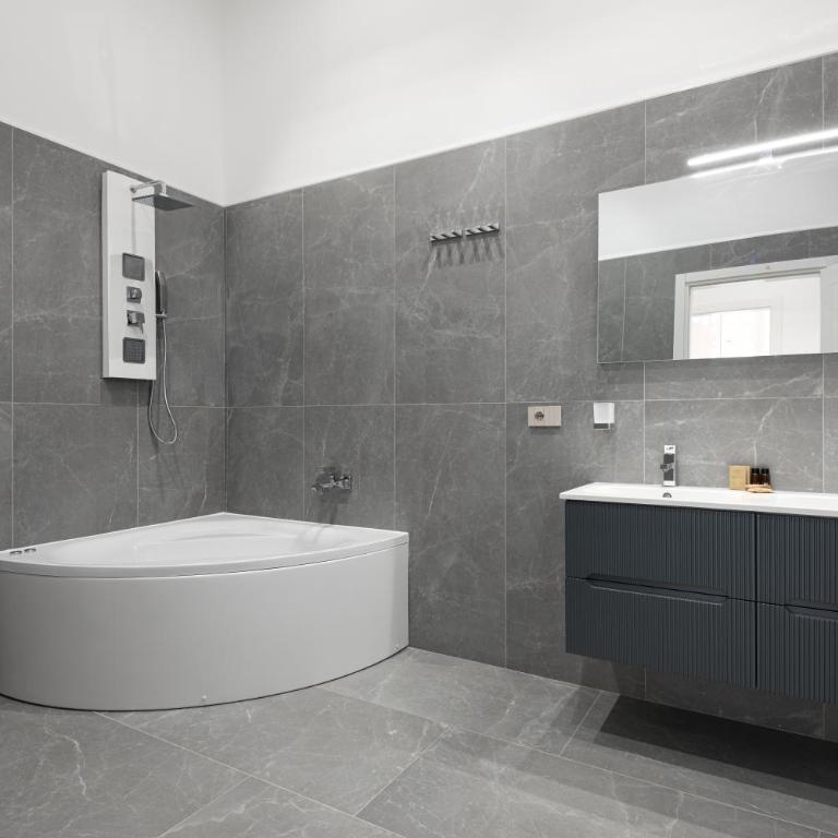 Borghese Palace Luxury Apartment - Three-Bedroom Premium Apartment with Balcony - 17