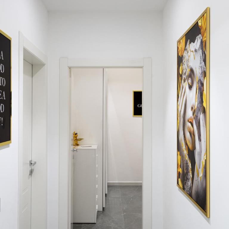 Borghese Palace Luxury Apartment - Three-Bedroom Premium Apartment with Balcony - 19