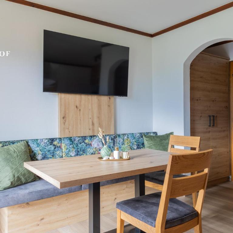 Hackerhof Apartments&Zimmer - Two-Bedroom Deluxe Apartment with Balcony - 4