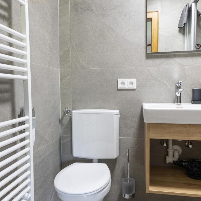 Hackerhof Apartments&Zimmer - Two-Bedroom Deluxe Apartment with Balcony - 6