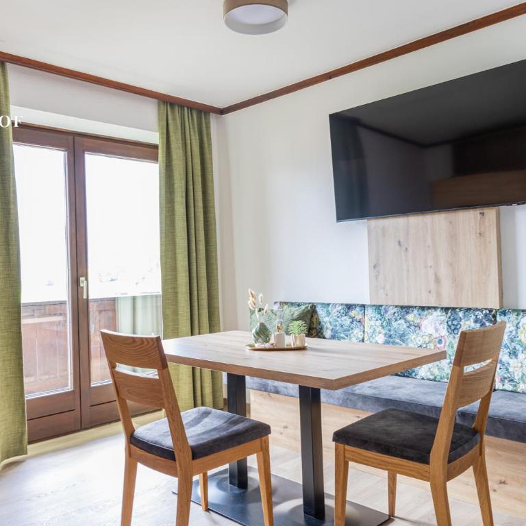 Hackerhof Apartments&Zimmer - Two-Bedroom Deluxe Apartment with Balcony - 5