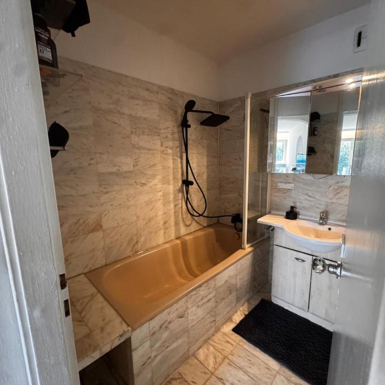 Luxury garden apartment Arabella Park 15 minutes to the city Oktoberfest - Three-Bedroom Apartment - 23