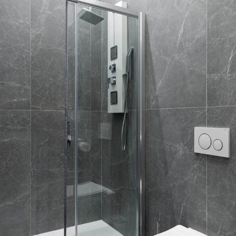 Borghese Palace Luxury Apartment - Three-Bedroom Premium Apartment with Balcony - 23