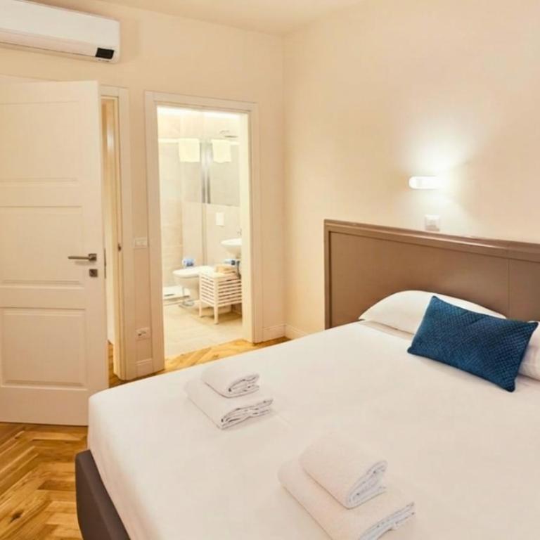 Central & Comfort apartments - Duomo views - Four-Bedroom Deluxe Apartment - 5