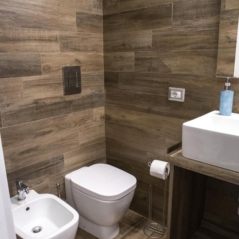 La Dimora di Parthenope Ferrara Rooms - Habitación Triple Confort con ducha - 23