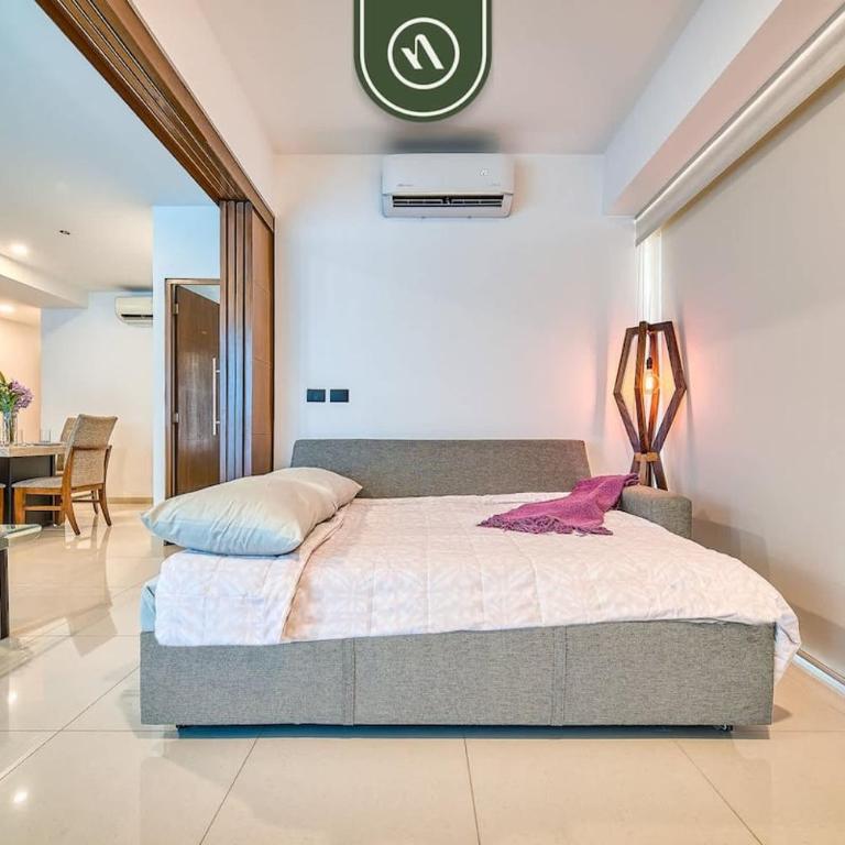 Equipped 1BR Condo with Private Balcony - Pool - Casa - 17