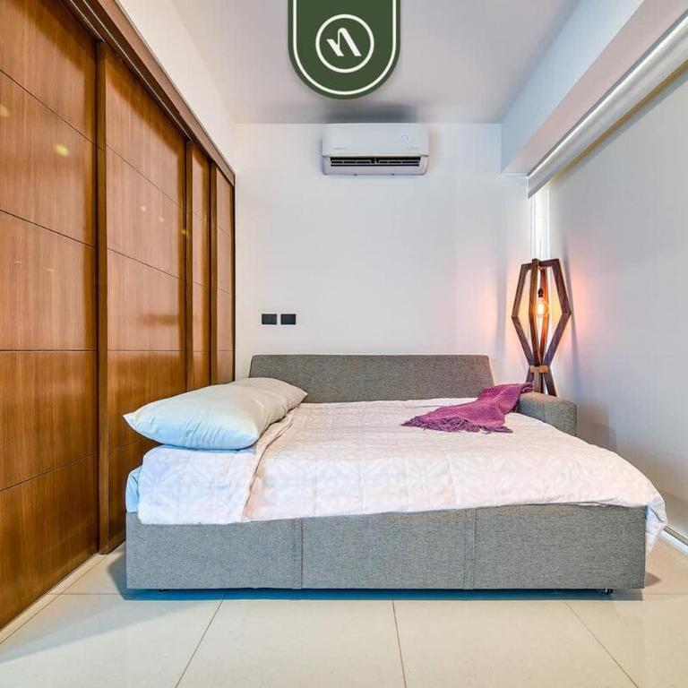 Equipped 1BR Condo with Private Balcony - Pool - Casa - 18