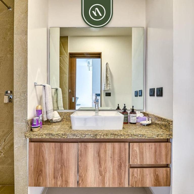 Equipped 1BR Condo with Private Balcony - Pool - Casa - 25