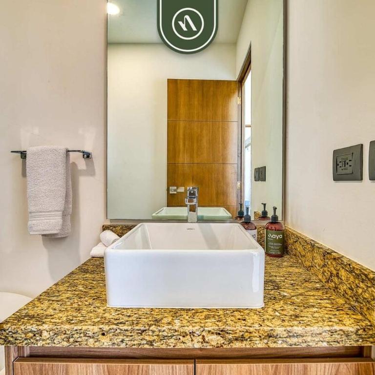 Equipped 1BR Condo with Private Balcony - Pool - Casa - 26