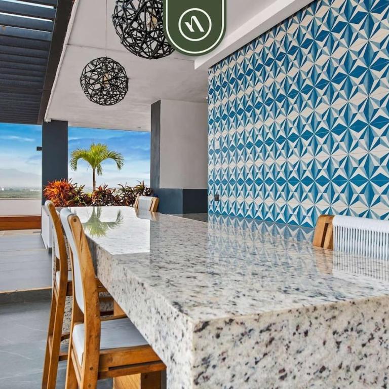Equipped 1BR Condo with Private Balcony - Pool - Casa - 35