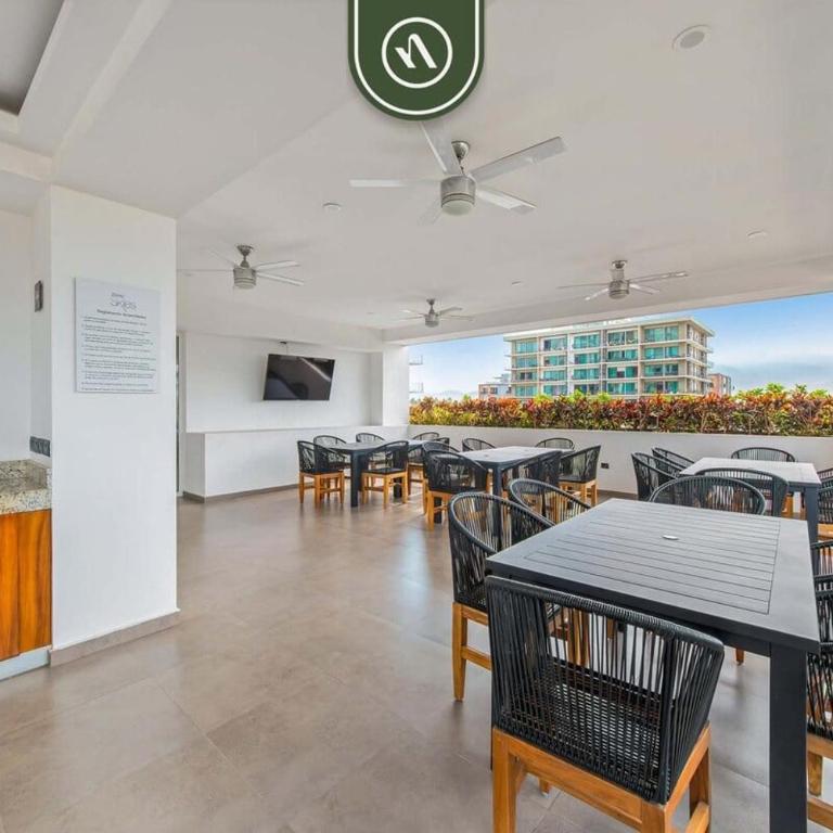 Equipped 1BR Condo with Private Balcony - Pool - Casa - 39
