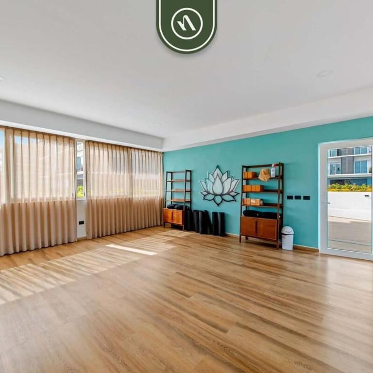 Equipped 1BR Condo with Private Balcony - Pool - Casa - 28