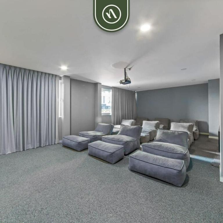 Equipped 1BR Condo with Private Balcony - Pool - Casa - 31