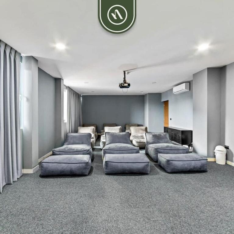 Equipped 1BR Condo with Private Balcony - Pool - Casa - 32
