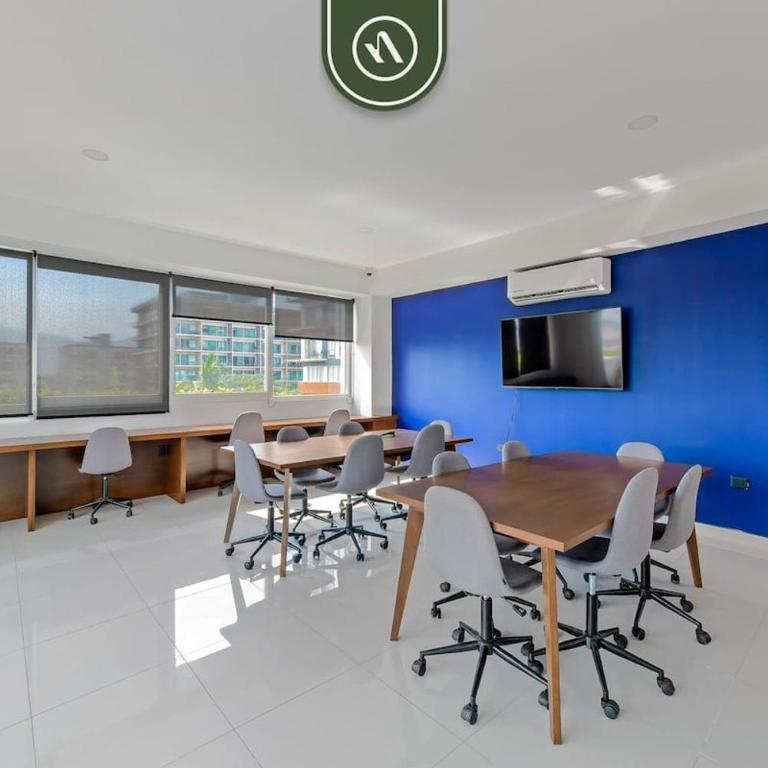 Equipped 1BR Condo with Private Balcony - Pool - Casa - 41