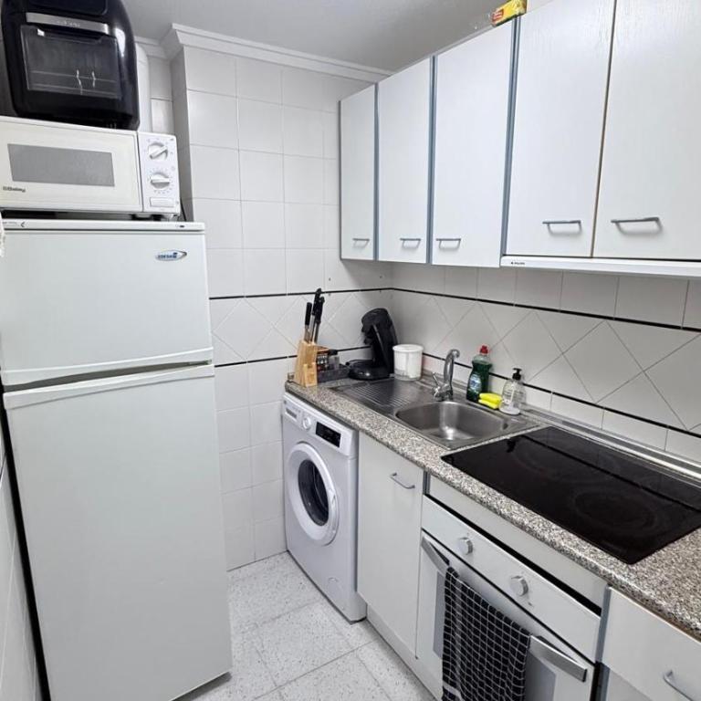 Sunny Apartament with Pool & Beach - Three-Bedroom Apartment Suite - 8