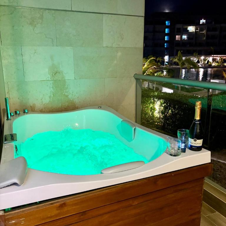 Jacuzzi privado con vista a la laguna de Baía Kristal - Three-Bedroom Apartment - 1