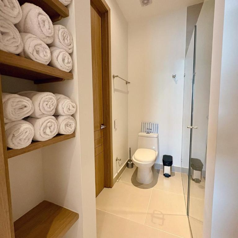 Jacuzzi privado con vista a la laguna de Baía Kristal - Three-Bedroom Apartment - 11