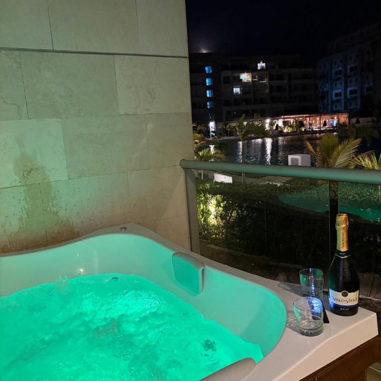 Jacuzzi privado con vista a la laguna de Baía Kristal - Three-Bedroom Apartment - 19