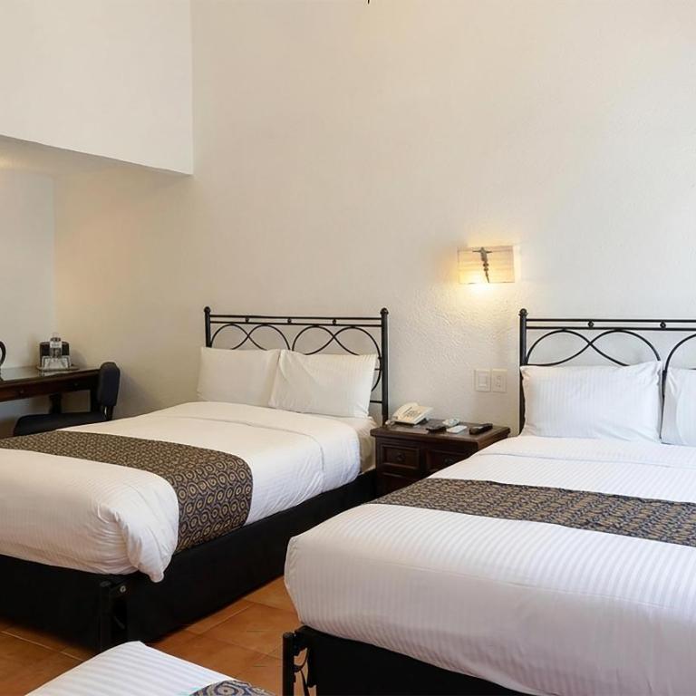 Best Western Hotel San Pedro Puebla - Suite with Two Double Beds and One Single Bed - Street View/Non-Smoking - 1
