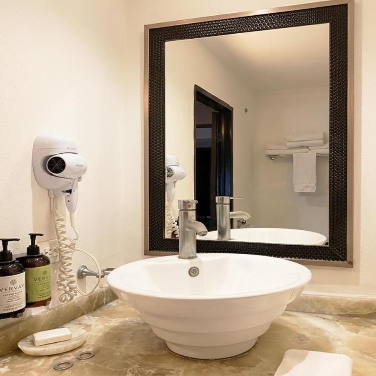 Best Western Hotel San Pedro Puebla - Two-Floor Junior Suite with One King Bed and One Single Bed - Street View/Non-Smoking - 4