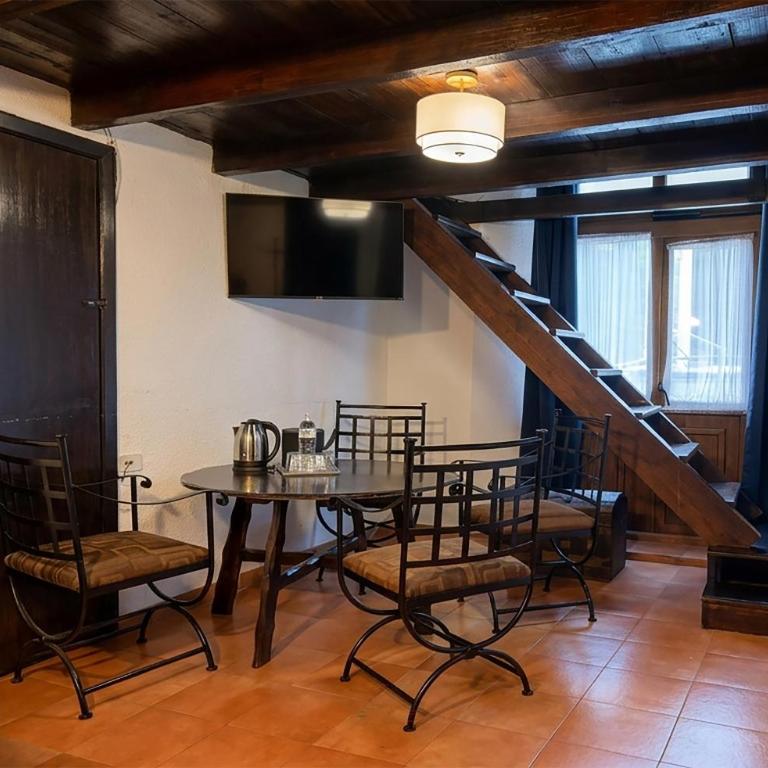 Best Western Hotel San Pedro Puebla - Two-Floor Junior Suite with One King Bed and One Single Bed - Street View/Non-Smoking - 3
