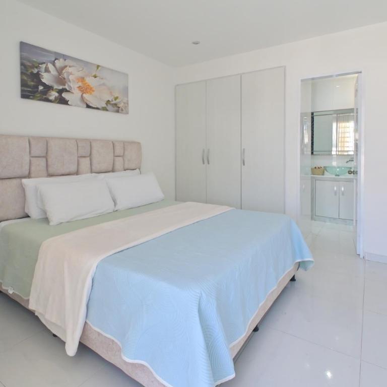 Modern Apartment, 5 Min airport, 10 Min Old Town - Three-Bedroom Apartment - 6
